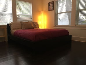 Queen bed in the bedroom