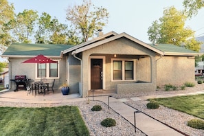 It's a 1-block stroll to Garden of the Gods with Peak views. Historic but newly remodeled home. 