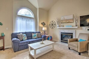 Living Room | Gas Fireplace | Smart TV