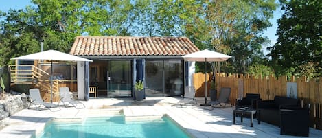 Espace Bien-être au bord de la piscine 