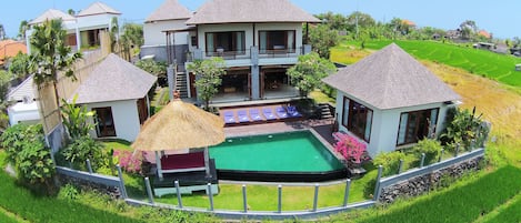 Private 7 bedroom villa retreat, Canggu