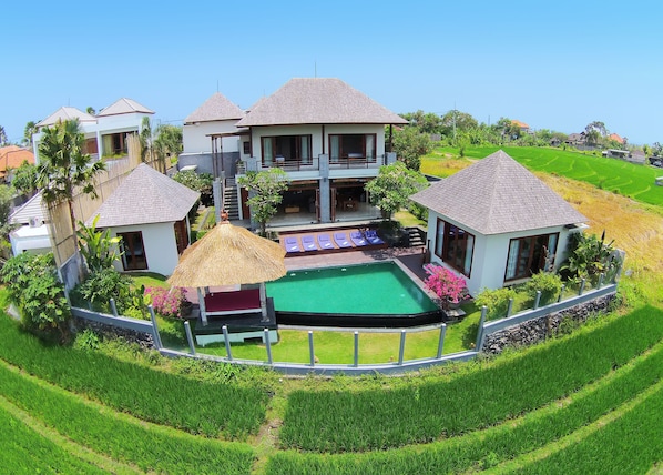 Private 7 bedroom villa retreat, Canggu