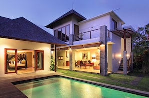 Private 7 bedroom villa retreat, Canggu