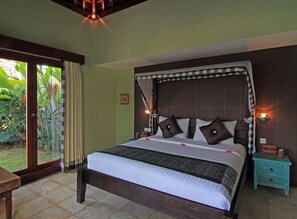 Private 7 bedroom villa retreat, Canggu