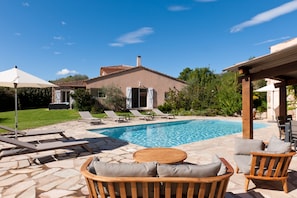 Vue piscine avec accès maison côté salle à manger