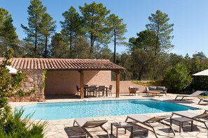 Vue Piscine avec table à manger extérieure et salon de jardin