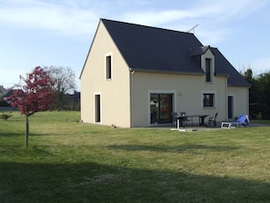 Maison façade sud, côté terrasse et campagne