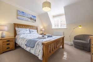 The Coach House, Wells-next-the-Sea: First floor master bedroom with king-size bed