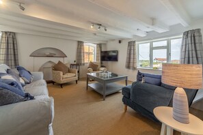 The Barn, Burnham Overy Staithe: Sitting room with views over the staithe
