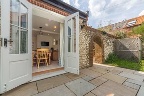The Barn, Burnham Overy Staithe: French doors open from the garden into the dining area