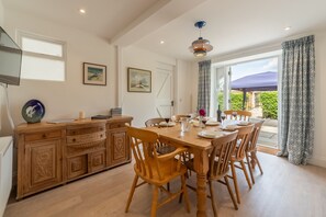 Ground floor: The dining area with seating for six