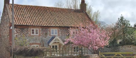 Mayes Cottage, Brancaster: Front elevation