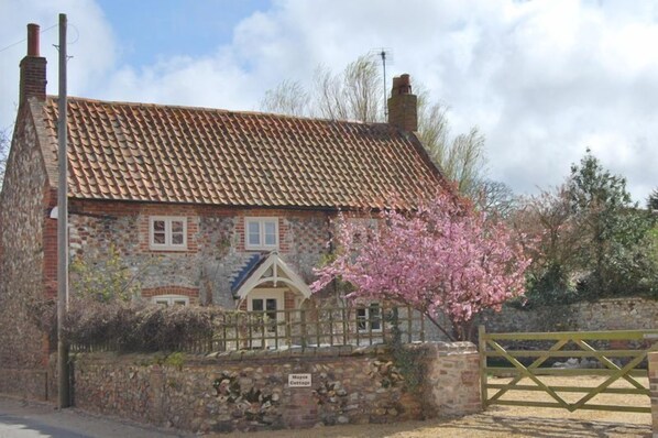 Mayes Cottage, Brancaster: A super detached cottage curated from traditional Norfolk brick and flint