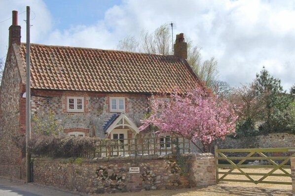 Mayes Cottage, Brancaster: Front elevation