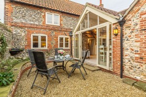 Mayes Cottage, Brancaster: The enclosed courtyard is a lovely spot for a morning coffee
