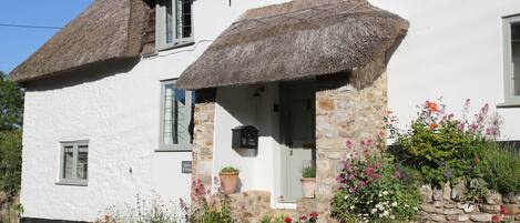Kites Holt is a stunning Grade II listed, semi-detached thatched cottage with private entrance
