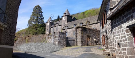 chateau a coté du gite