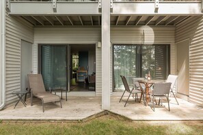 Large double deck to enjoy the breeze and lake view. Enough space for outdoor meals.