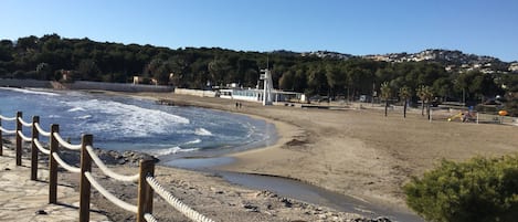 La plage principale de MORAIRA à 150 mètres de l'appartement.