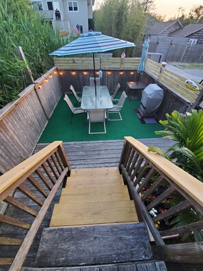 Private deck with BBQ, just for the studio.