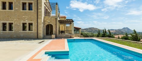 The pool features a special children's compartment!