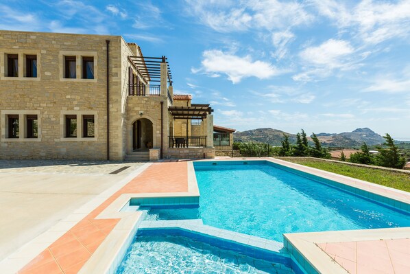 The pool features a special children's compartment!