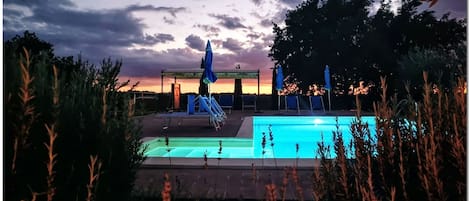 Cloud, Sky, Water, Swimming Pool, Tree, Plant, Rectangle, Morning, Leisure, Natural Landscape