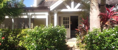 Our beautiful villa "Hibivillea" …….
Welcome!!
