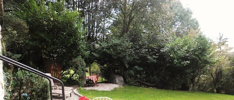 un jardin au coeur de la vieille ville d'Annecy