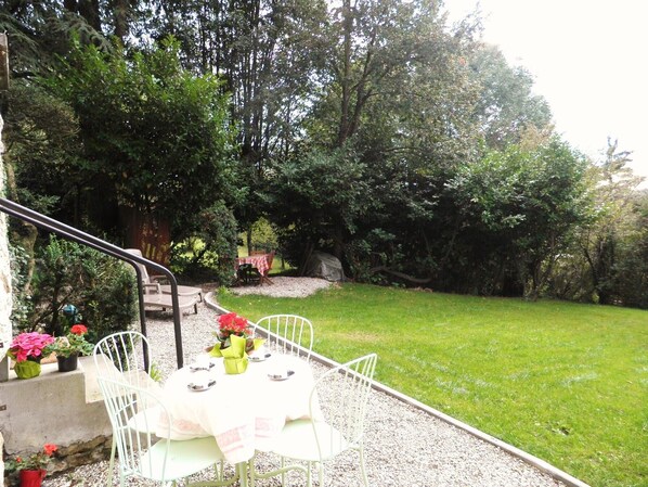 private garden with  two terraces