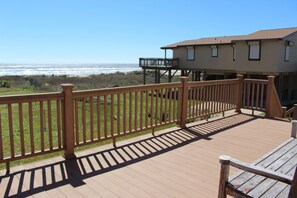 you can watch your kids playing in the beach (unobstructed beach view )