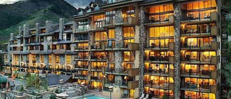 Beautiful Landmark Vail - This Condo faces the slopes and overlooks the pool!