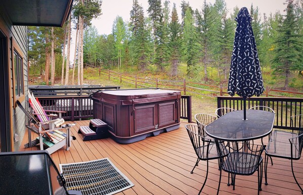 Private Hot Tub, Ski In/Out, Walk to Trails
Sunny South Facing Deck,  Gas Grill