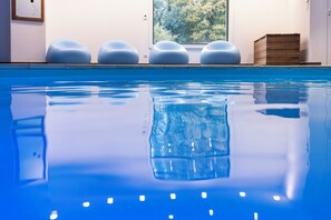 Piscine intérieure privée chauffée toute l'année à 28 °