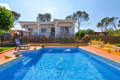 Charming house with private pool 15 km from the beach. Free Wifi