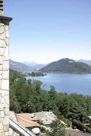 Blick von der Terrasse Richtung Monte Lema