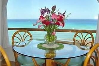 Full Ocean View - Steps to the Beach! Free Parking and Wi-Fi