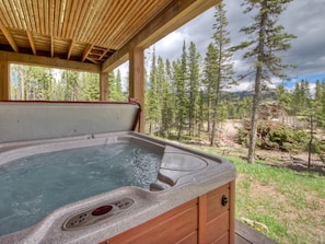 Powder Ridge Cabins, Manitou 3, Hot Tub, 2