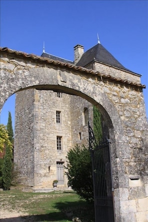 Front gates to Chateau Peyruzel