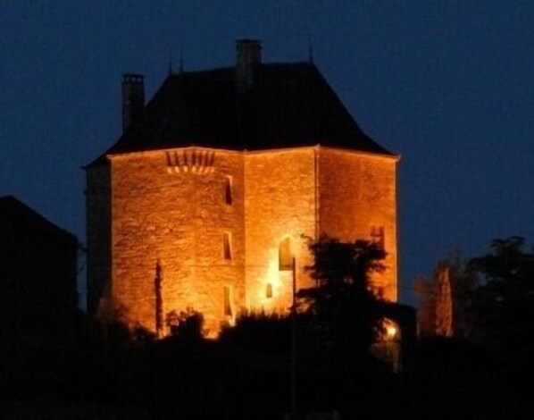 Chateau Peyruzel at night