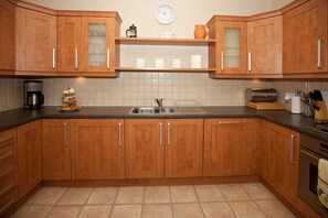 Kichen which contains dishwasher and washing machine