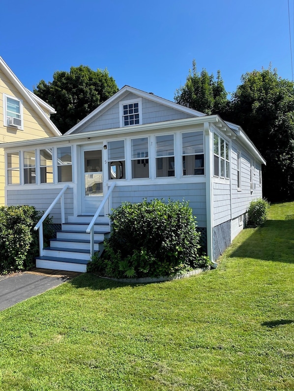 This happy house gives you all the space you need & SOOO close to Short Sands.