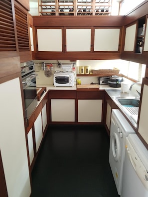 The kitchen with an oven, dishwasher and washing machine