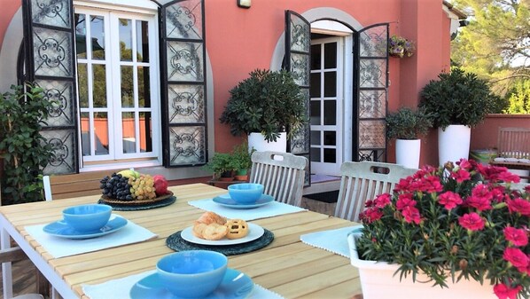 Outdoor dining