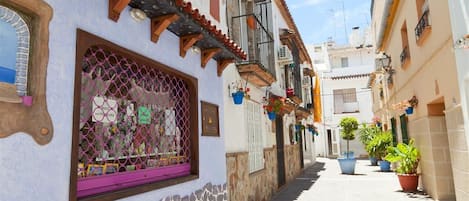 Calle Flores - the entrance to this upstairs apartment