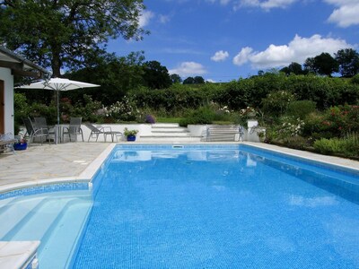 Casa de campo con piscina climatizada al aire libre ubicada en jardines en una ubicación tranquila con vistas gloriosas