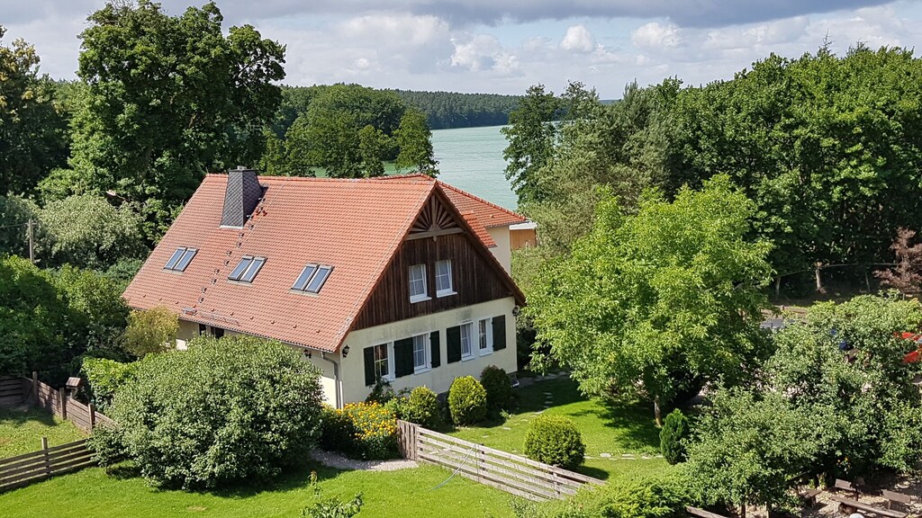 Idyllisches Forsthaus direkt am See mit Bootssteg für Ihre