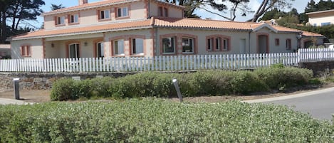 Vue extérieure de la maison.