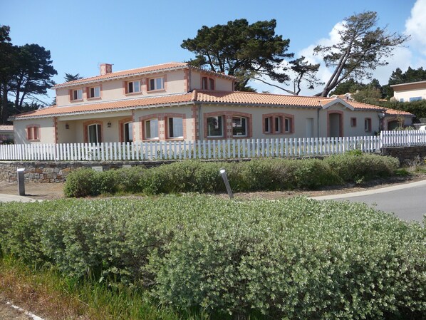 Vue extérieure de la maison.