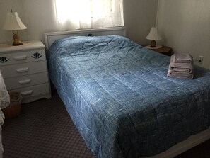 Room 2 - Queen bed